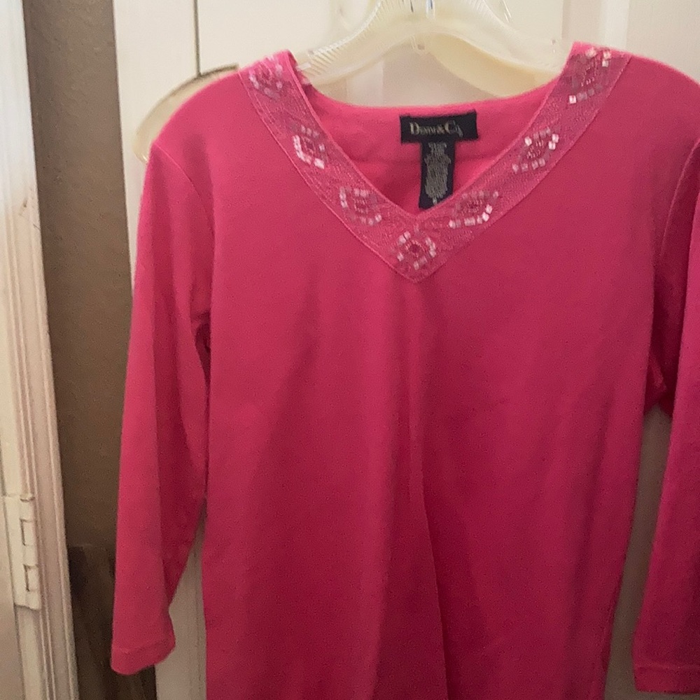 FINAL MARKDOWN Denim and company decorative v neck top Small